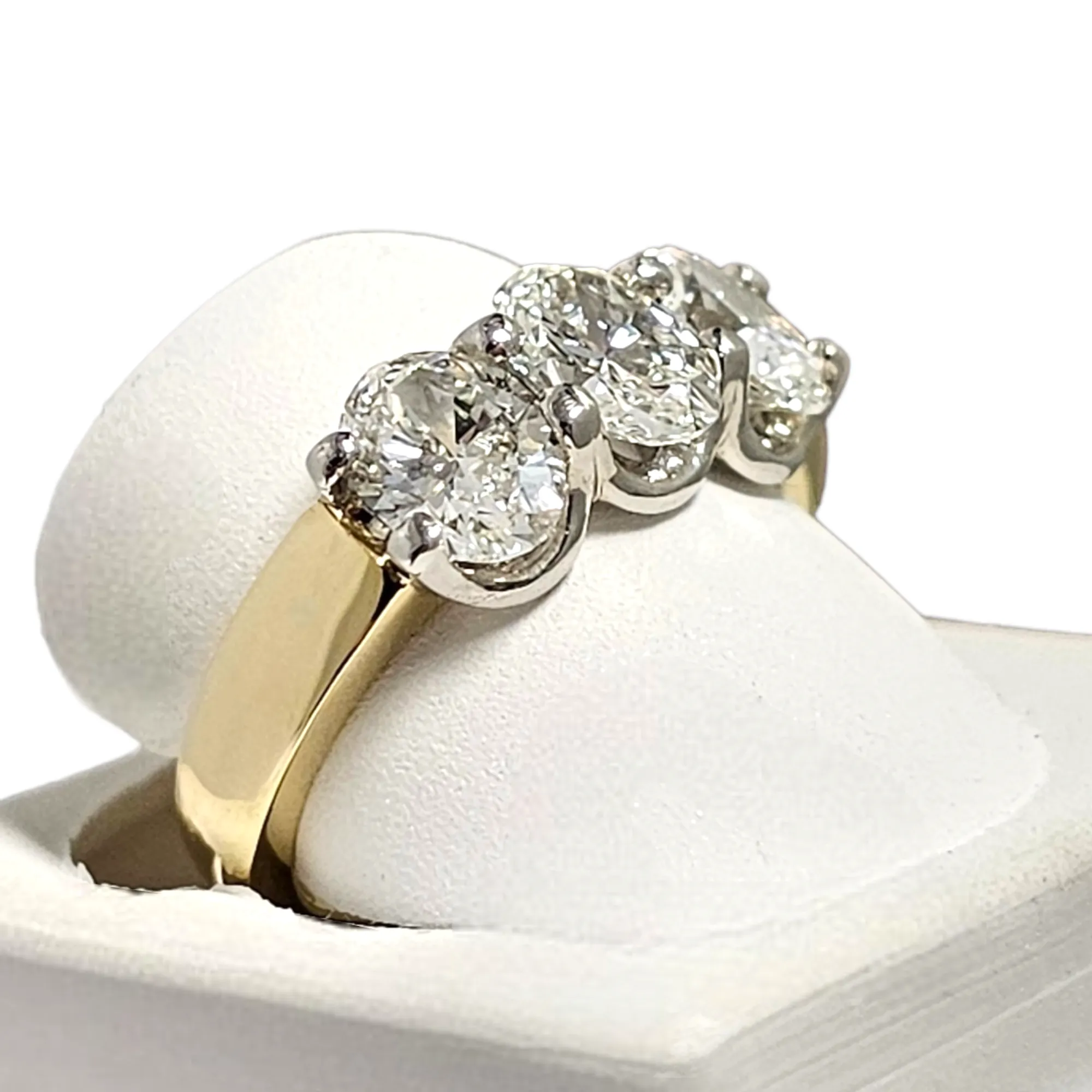 18Kt Two Tone Gold 3 Oval Diamond Band Ring