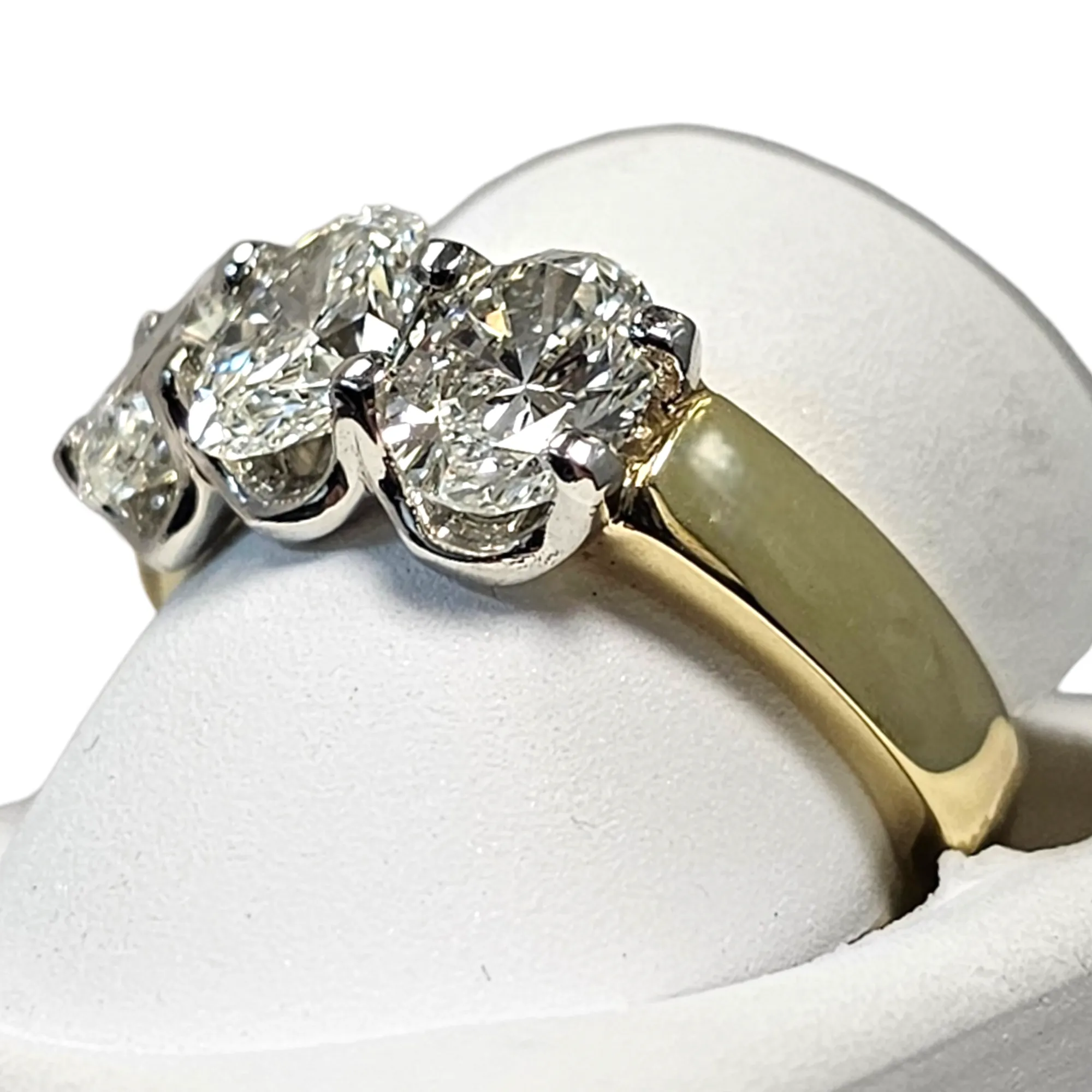 18Kt Two Tone Gold 3 Oval Diamond Band Ring